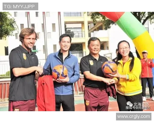 小萌娃与足球明星亲密合影展现童趣与运动魅力的完美结合